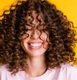 Os cabelos cacheados exigem alguns cuidados específicos -  Foto: Shutterstock / Alto Astral