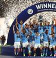 Jogadores do Manchester City levantam o troféu da Liga dos Campeões  Foto: Molly Darlington / Reuters
