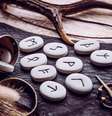 As runas podem trazer insights poderosos sobre a sua vida amorosa. Se você está solteira, saiba quais são as previsões das runas para o seu signo no amor! -  Foto: Shutterstock / João Bidu