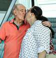 Renato Aragão e a esposa, Lílian, trocaram carinhos em passeio no Rio de Janeiro   Foto: AgNews