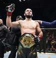 Islam Makhachev comemora título do UFC   Foto: Divulgação/Twitter Oficial UFC / Esporte News Mundo