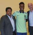 Vini Junior ao lado do presidente da CBF e da Fifa   Foto: Divulgação/CBF / Esporte News Mundo
