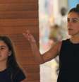 Carol Barcellos e a filha, Júlia, 11 anos, chamaram atenção pela semelhança física durante passeio por shopping do Rio de Janeiro em 15 de junho de 2023  Foto: Purepeople