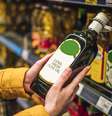 É bastante comum ficar em dúvida na hora de escolher o azeite na prateleira do supermercado  Foto: iStock