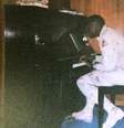 Michael Trotter aprendeu a tocar piano no Iraque  Foto: Cortesia Michael Trotter / BBC News Brasil