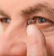 Homem passa 3 anos sem trocar lentes de contato; veja os riscos -  Foto: Shutterstock / Saúde em Dia