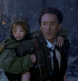John Cusack e Morgan Lily em cena de 2012.  Foto: Adoro Cinema