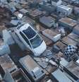 Carro vai parar em cemitério de Caraá após passagem de ciclone extratropical pelo RS   Foto: Reprodução/RBS TV