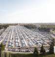 Vista aérea de pátio com carros  Foto: Freepik