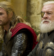 Chris Hemsworth e Anthony Hopkins em cena de Thor: O Mundo Sombrio (2013).  Foto: Adoro Cinema