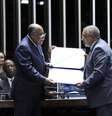 Em 2014, Benedito (esq.) recebeu do senador Paulo Paim (dir.) a Comenda Senador Abdias Nascimento  Foto: Edilson Rodrigues/Agência Senado / BBC News Brasil