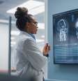 Imagem representa uma médica analisando imagens do cérebro humano  Foto: iStock