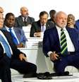 Lula com premiê chinês, Li Qiang, e o presidente francês, Emmanuel Macron, durante Cúpula sobre Pacto Financeiro Global  Foto: DW / Deutsche Welle