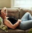 Dores da cólica atrapalham o dia a dia de muitas mulheres  Foto: iStock