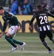 Piquerez e Victor Sá durante o último confronto entre Palmeiras e Botafogo no Allianz Parque.  Foto: César Greco/Palmeiras / Esporte News Mundo