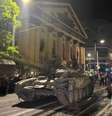 Membros do grupo mercenário Wagner deixam as instituições militares em Rostov-on-Don, onde assumiram o controle  Foto: Reuters / BBC News Brasil