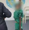 Uma das professoras conseguiu esconder um celular e gravar o momento em que um menino foi amarrado em um poste pelo seu uniforme  Foto: Reprodução