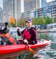 Molly e Toby Heaps andando de caiaque no Lago Ontário  Foto: Valerie Howes / BBC News Brasil