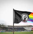 Bandeirinhas de escanteio serão uma das homenagens ao mês do Orgulho LGBTQIA+  Foto: Divulgação / Esporte News Mundo