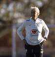 Pia Sundhage durante treino da Seleção feminina –  Foto: Thais Magalhães/CBF / Jogada10