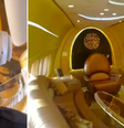 Odion Ighalo exibiu detalhes da aeronave usada pelos jogadores do Al-Hilal, clube saudita  Foto: Reprodução/Redes Sociais 