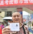 Liang Shi, retratado aqui em 2018, vem tentando passar nos exames dezenas de vezes desde 1983  Foto: Getty Images / BBC News Brasil