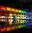 O Palácio do Itamaraty foi iluminado com cores da bandeira que representa diversidade.  Foto: Rafa Neddermeyer/Agência Brasil / Perfil Brasil
