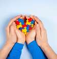 Transtorno do Espectro Autista (TEA) engloba diferentes figuras como forma de conscientização  Foto: iStock