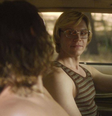 Evans Peters em cena de Dahmer: Um Canibal Americano.  Foto: Adoro Cinema