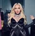 A trajetória da cantora Madonna é cercada de grandes feitos e polêmicas. Na última quarta-feira (28/6), a artista sofreu um problema de saúde e precisou ser internada. Confira por que a popstar foi conduzida às pressas ao hospital e detalhes da sua carreira  Foto: Reprodução Instagram / Flipar
