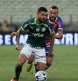 Bruno Tabata disputa bola com o jogador do Fortaleza, durante partida válida Copa da Copa do Brasil, no Castelão –  Foto: Cesar Greco/Palmeiras/by Canon / Jogada10