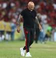 Sampaoli caminha a beira do campo em partida do Flamengo  Foto: Esporte News Mundo