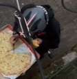 Motorista de aplicativo come um pedaço de pizza: será que ele faria isso se tivesse a geladeira cheia?  Foto: Reprodução