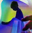 Ilustração de mão em teclado com silhueta de criança ao fundo  Foto: BBC News Brasil
