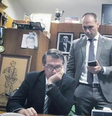 Eduardo Bolsonaro postou foto em que aparece com o pai e com o irmão, Carlos  Foto: Reprodução/Twitter