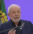 Na pressa, Lula improvisou o figurino: paletó azul marinho, camisa preta, sem gravata, calça cinza e tênis  Foto: Veja