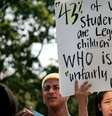 Jovem protesta contra decisão da Suprema Corte americana, levantando cartaz que diz: '43% dos estudantes brancos em Harvard são [admitidos por serem classificados como] legado, atletas e filhos de doadores. Quem está sendo 'beneficiado de forma injusta' aqui?'  Foto: Getty Images / BBC News Brasil