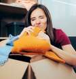 É possível eliminar o odor desagradável de guardado das roupas -  Foto: Shutterstock / Alto Astral
