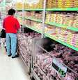 Associação Brasileira de Supermercados (Abras) elaborou uma lista com produtos que a entidade acredita que deveriam compor a cesta básica nacional  Foto: JF Diorio/Estadão / Estadão