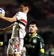 Calleri e Gustavo Gómez durante o clássico no Morumbi  Foto: Rubens Chiri/SPFC