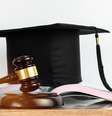 Mensalidade de uma faculdade de Direito pode variar de R$ 350 a quase R$ 5 mil  Foto: smolaw11 / iStock