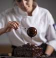 Chef coloca calda de chocolate em bolo  Foto: iStock