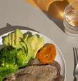 Nutricionista explica o que acontece ao tomar água junto com a refeição  Foto: Freepik/Divulgação / Boa Forma