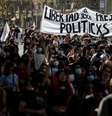 Manifestantes seguram cartaz com linguagem neutra em protesto no Chile  Foto: AFP / BBC News Brasil