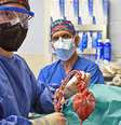 Médicos durante cirurgia de transplante de coração de porco  Foto: University of Maryland School of Medicine/Divulgação