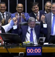 Presidente da Câmara, Arthur Lira, comemora aprovação da PEC da reforma tributária.  Foto: Reprodução/TV Câmara