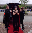 Jovem vai a baile de formatura em caixão na Inglaterra  Foto: tiktok/@ab1strang3