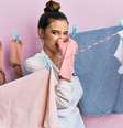O cheiro ruim das roupas que não secaram tem solução -  Foto: Shutterstock / Alto Astral