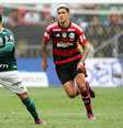Joaquín Piquerez, do Palmeiras, e Pedro, do Flamengo, em jogo válido pela final da Supercopa do Brasil, no Estádio Mané Garrincha.   Foto: Cesar Greco/Palmeiras / Esporte News Mundo