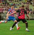 Thiago Galhardo em disputa de bola com jogador do Athletico –  Foto: Mateus Lotif/FEC / Jogada10